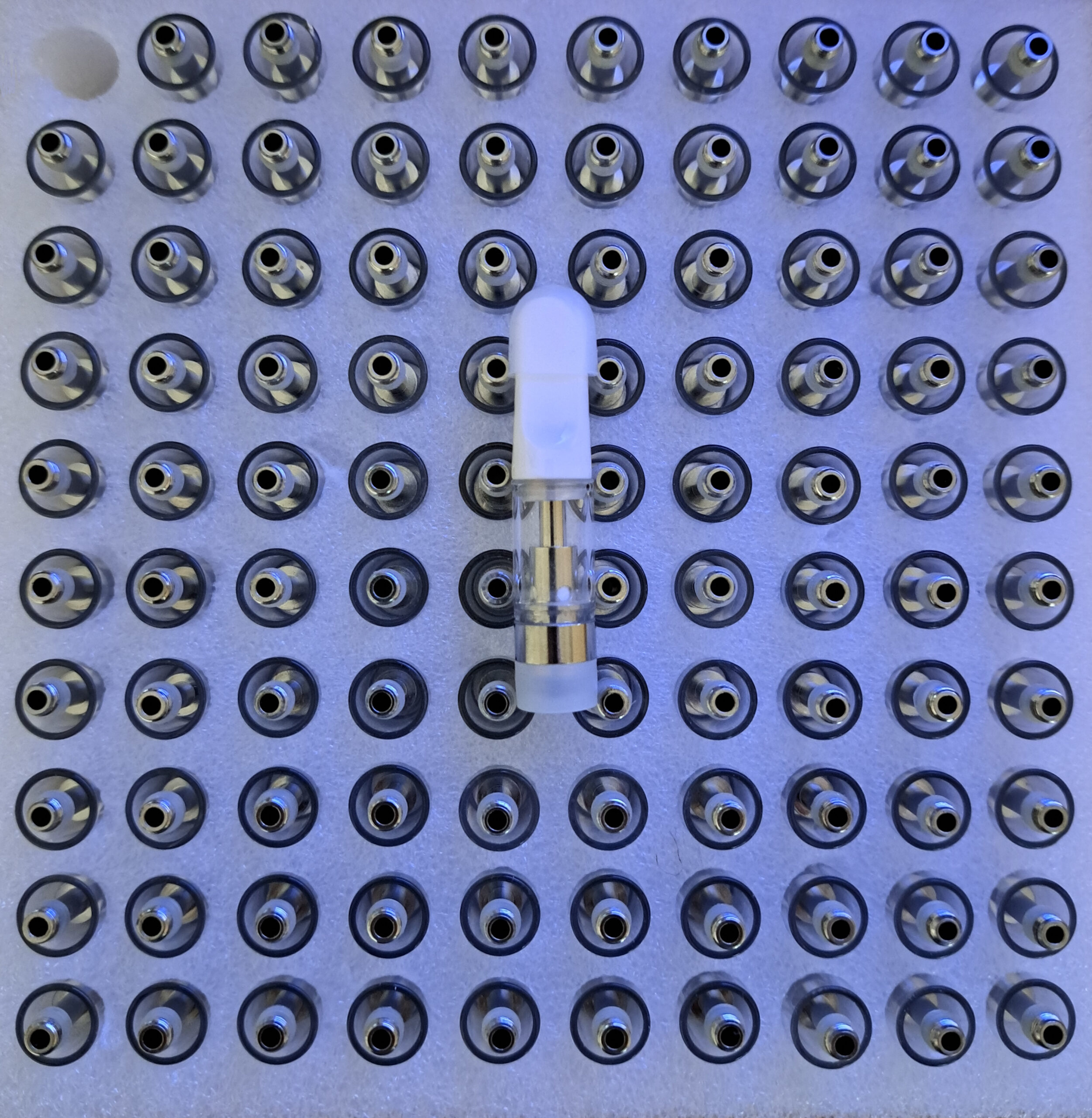 A V4 - White Tip - 0.5ml light bulb vaporizing empty vape carts on a blue background.